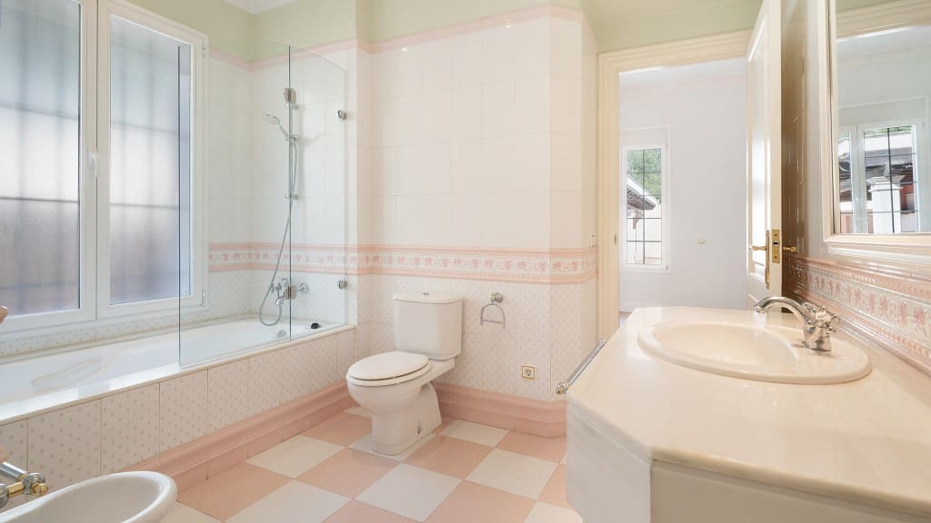 5 bedroom Villa for rent in Bendinat with pool garage - € 8,500 (Ref: 9353169)