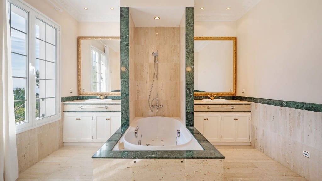 5 bedroom Villa for rent in Bendinat with pool garage - € 8,500 (Ref: 9353169)