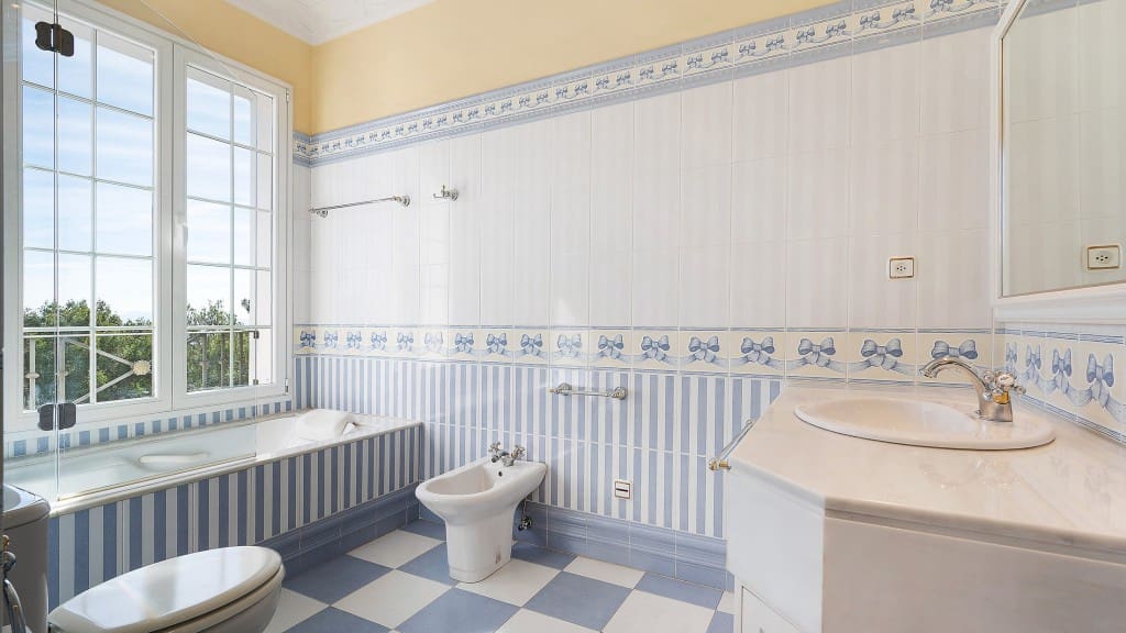 5 bedroom Villa for rent in Bendinat with pool garage - € 8,500 (Ref: 9353169)