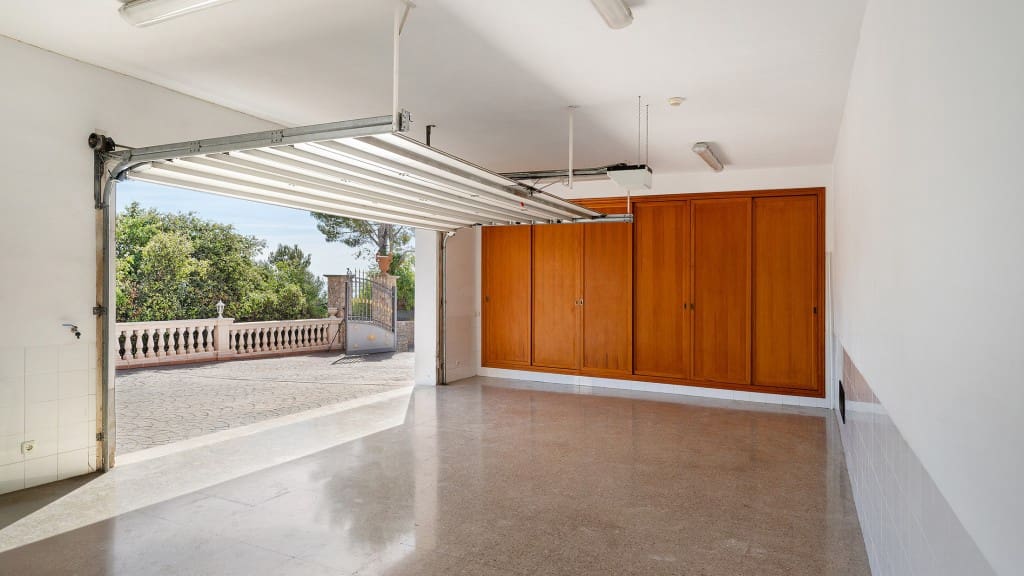 5 bedroom Villa for rent in Bendinat with pool garage - € 8,500 (Ref: 9353169)