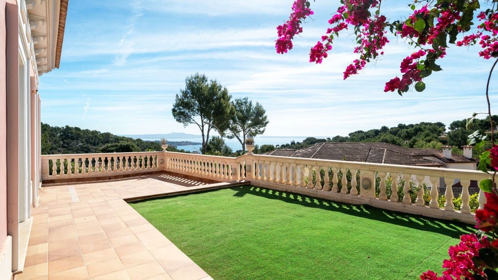 5 bedroom Villa for rent in Bendinat with pool garage - € 8,500 (Ref: 9353169)