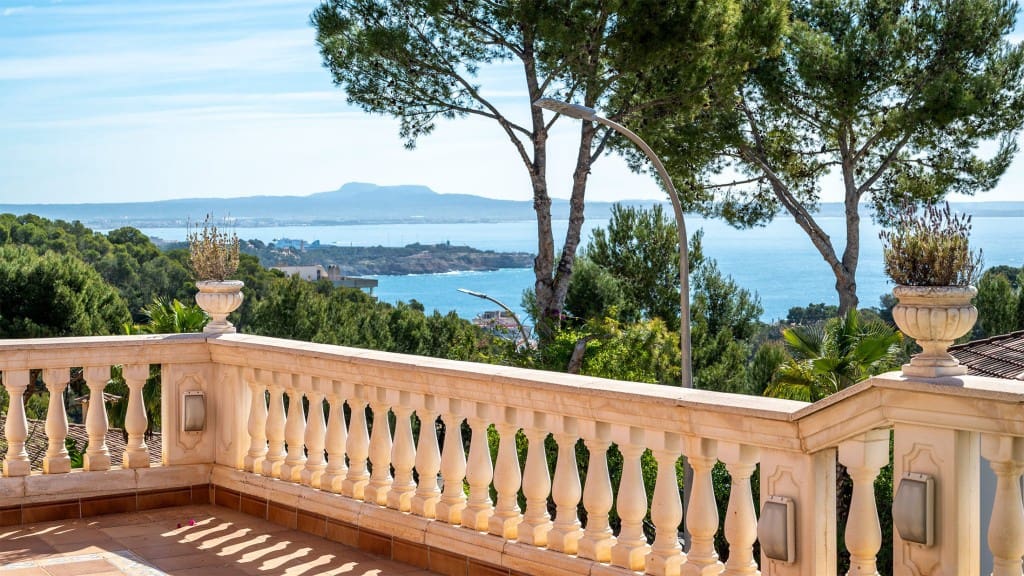 5 bedroom Villa for rent in Bendinat with pool garage - € 8,500 (Ref: 9353169)