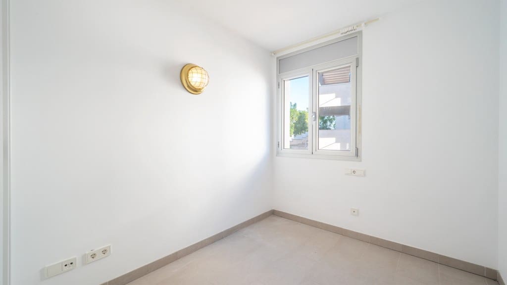 2 bedroom Apartment for rent in Es Camp De Mar / El Camp De Mar with pool - € 1,900 (Ref: 9358865)