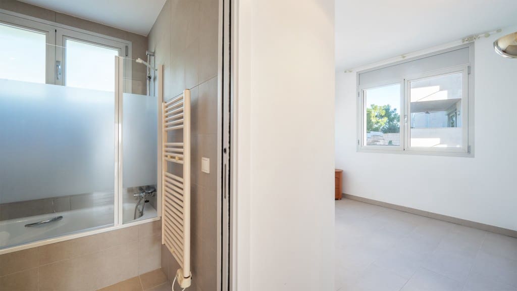 2 bedroom Apartment for rent in Es Camp De Mar / El Camp De Mar with pool - € 1,900 (Ref: 9358865)