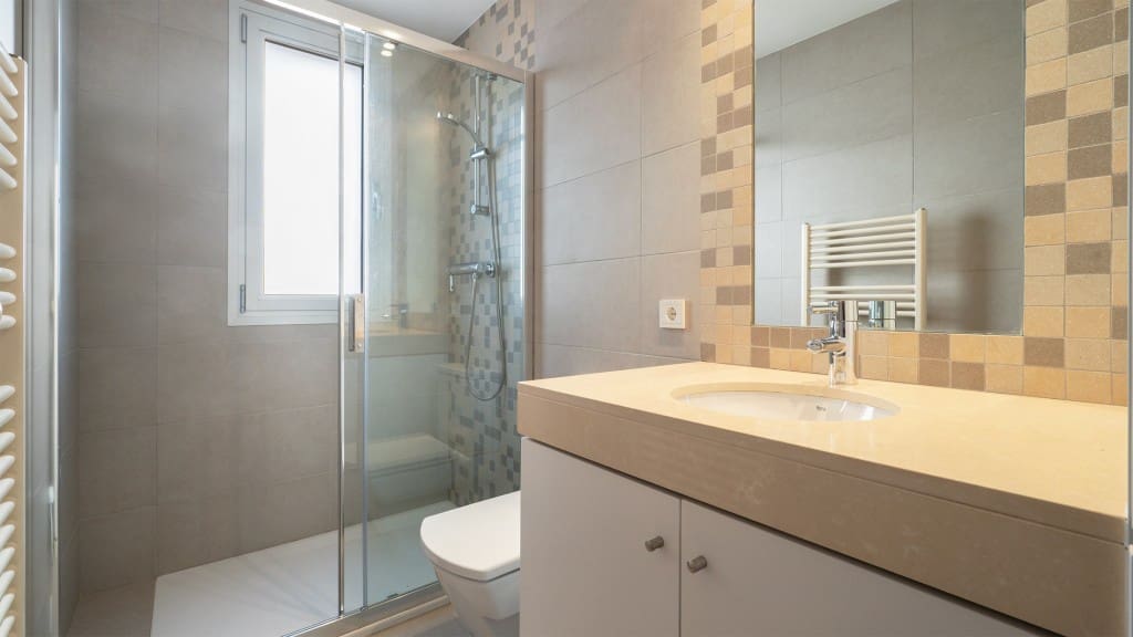 2 bedroom Apartment for rent in Es Camp De Mar / El Camp De Mar with pool - € 1,900 (Ref: 9358865)