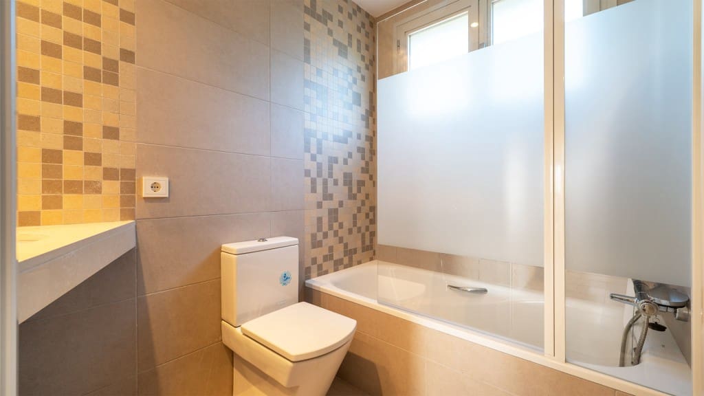 2 bedroom Apartment for rent in Es Camp De Mar / El Camp De Mar with pool - € 1,900 (Ref: 9358865)