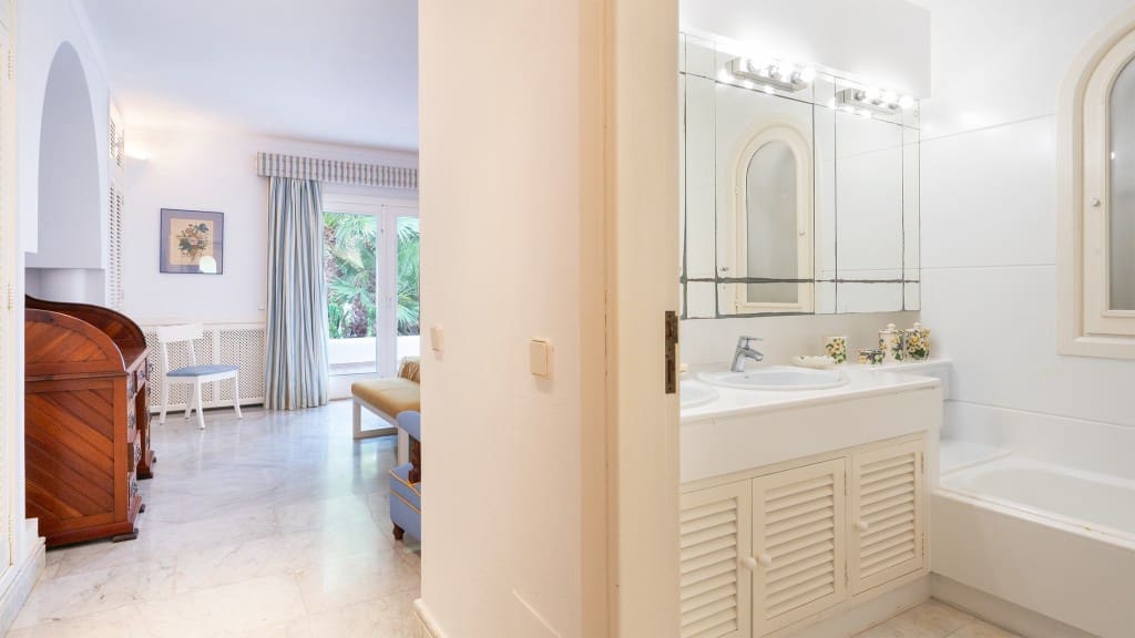 8 slaapkamer Villa te koop in Porto Petro met zwembad - € 7.500.000 (Ref: 9374966)