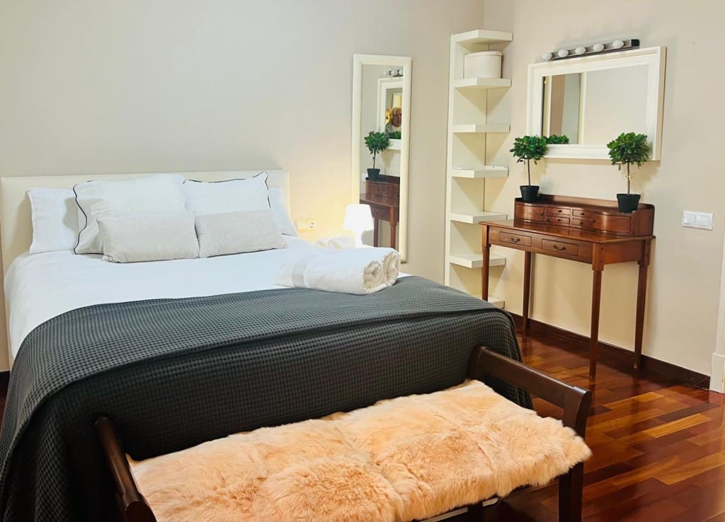 2 bedroom Apartment for rent in Palma de Mallorca - € 2,500 (Ref: 9686009)