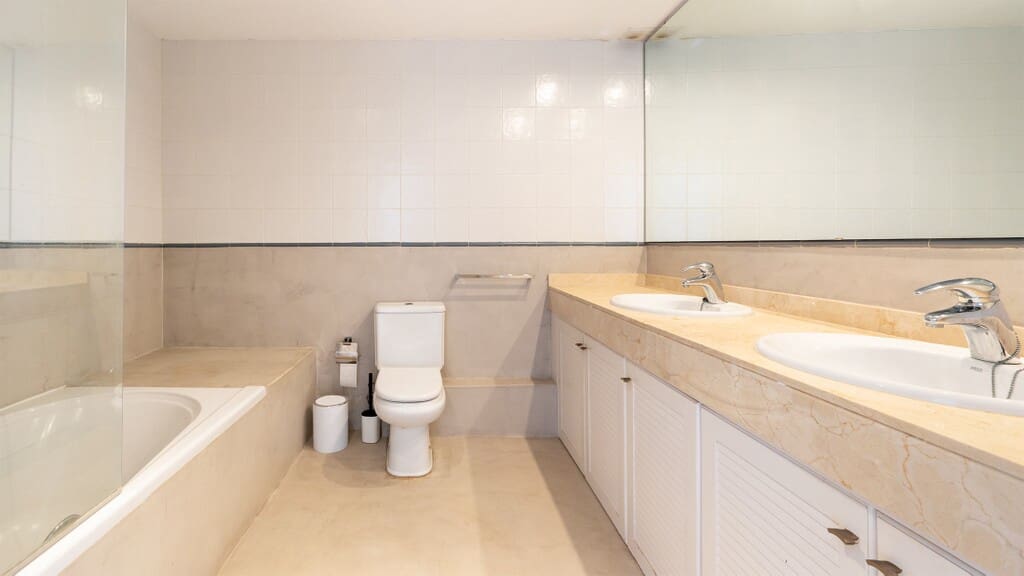 3 bedroom Townhouse for sale in Genova with pool - € 1,500,000 (Ref: 9726346)