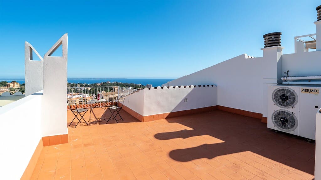 3 bedroom Townhouse for sale in Genova with pool - € 1,500,000 (Ref: 9726346)