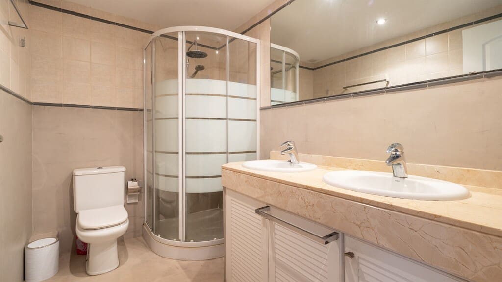 3 bedroom Townhouse for sale in Genova with pool - € 1,500,000 (Ref: 9726346)