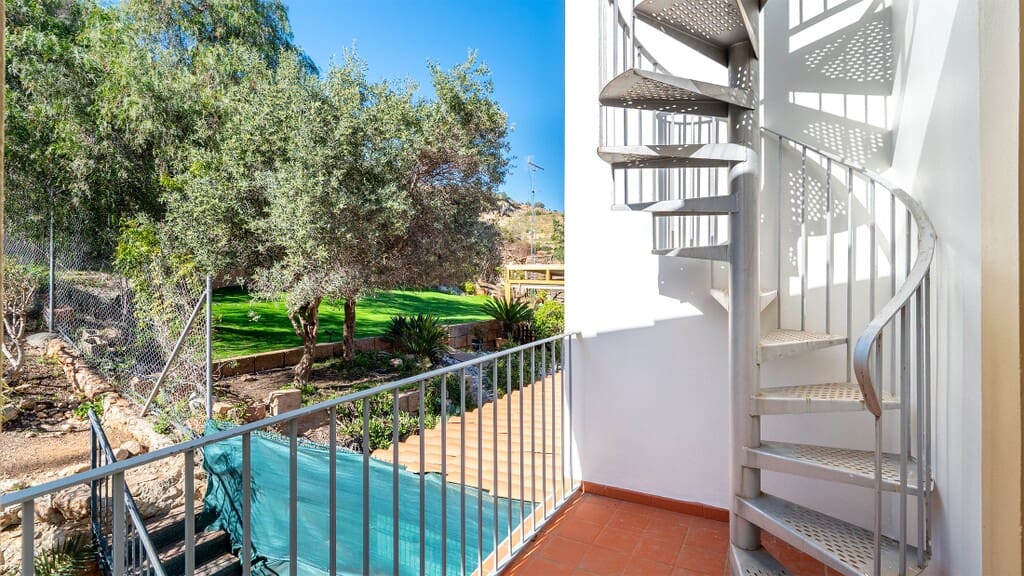 3 bedroom Townhouse for sale in Genova with pool - € 1,500,000 (Ref: 9726346)