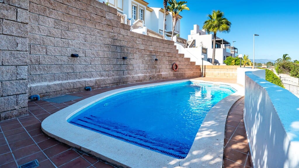 3 bedroom Townhouse for sale in Genova with pool - € 1,500,000 (Ref: 9726346)