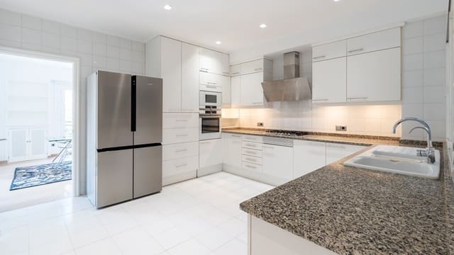 4 quarto Apartamento para arrendar em Palma de Mallorca com garagem - 4 000 € (Ref: 9937635)