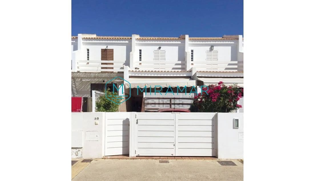 4 slaapkamer Rijtjeshuis te koop in Isla Cristina met garage - € 220.000 (Ref: 9251927)