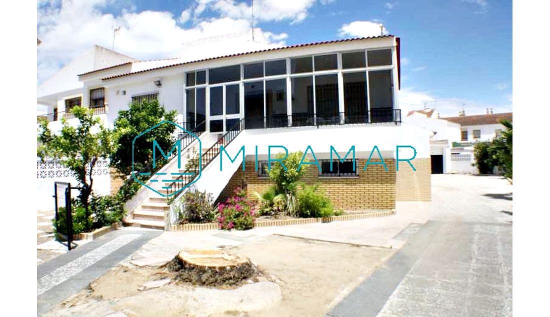 7 bedroom Villa for sale in La Antilla - € 525,000 (Ref: 9255497)