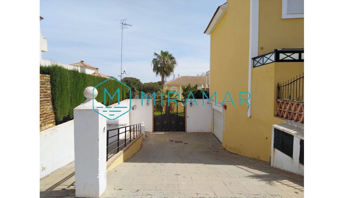 4 soveværelse Rækkehus til salg i Lepe med garage - € 280.000 (Ref: 9396548)