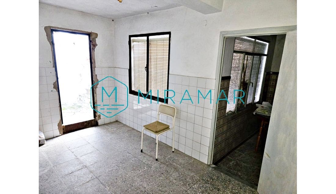 5 bedroom Townhouse for sale in Lepe - € 110,000 (Ref: 9527179)