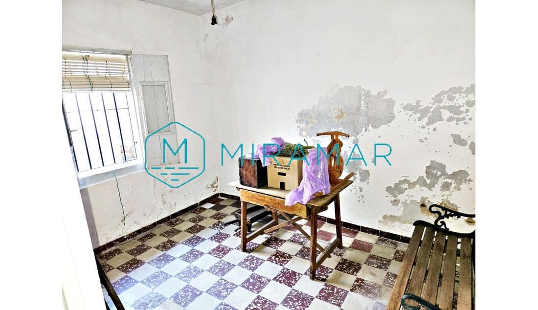 5 bedroom Townhouse for sale in Lepe - € 110,000 (Ref: 9527179)