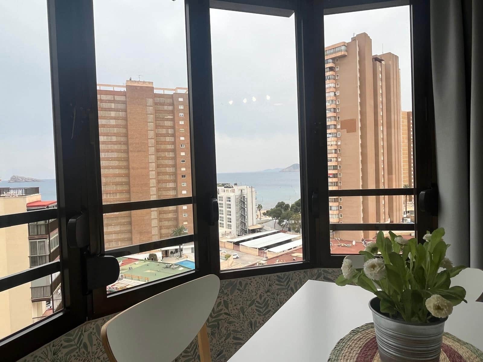 Studio na sprzedaż w Benidorm z basenem garażem - 229 000 € (Ref: 9956577)