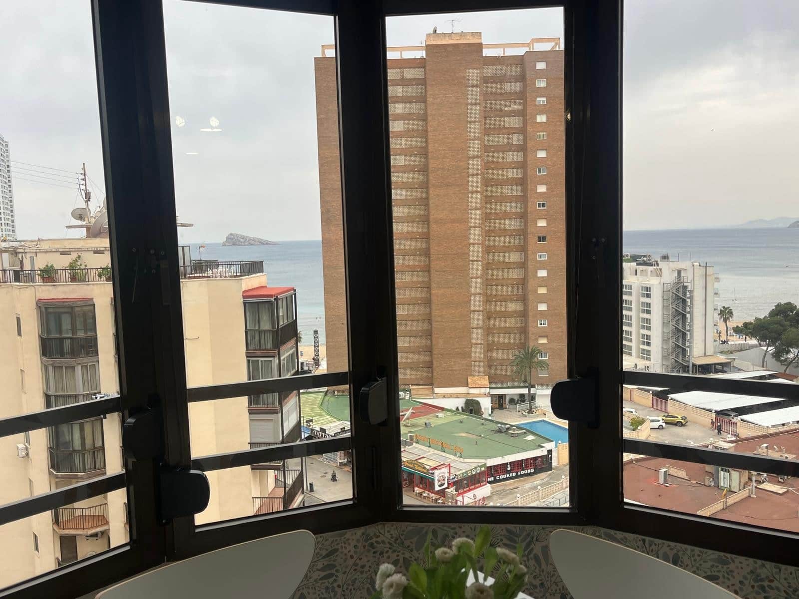 Studio na sprzedaż w Benidorm z basenem garażem - 229 000 € (Ref: 9956577)