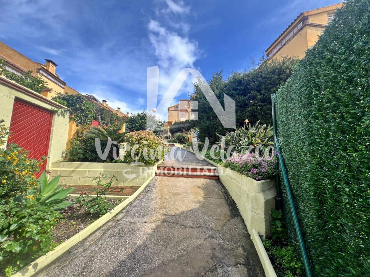 5 sypialnia Dom blizniak na sprzedaż w Rincon de la Victoria z basenem garażem - 494 900 € (Ref: 9437839)