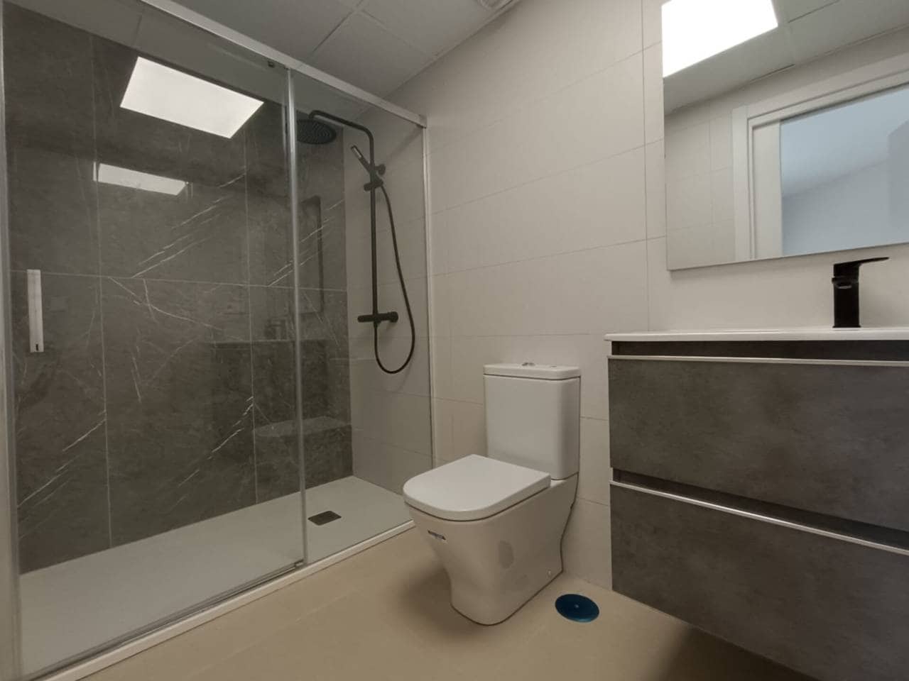 2 bedroom Flat for sale in Velez-Malaga with pool garage - € 340,000 (Ref: 9437847)