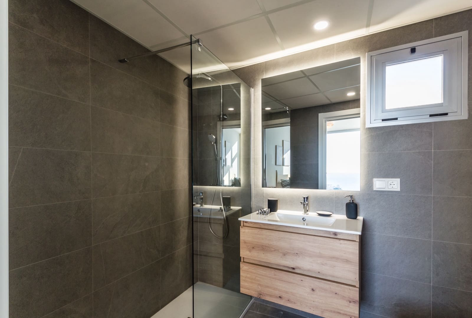 2 soverom Leilighet til salgs i Almunecar med svømmebasseng garasje - € 373 000 (Ref: 9471006)