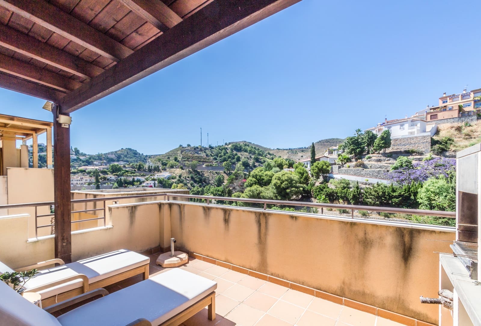 2 bedroom Apartment for rent in Almunecar with pool garage - € 1,250 (Ref: 9912356)