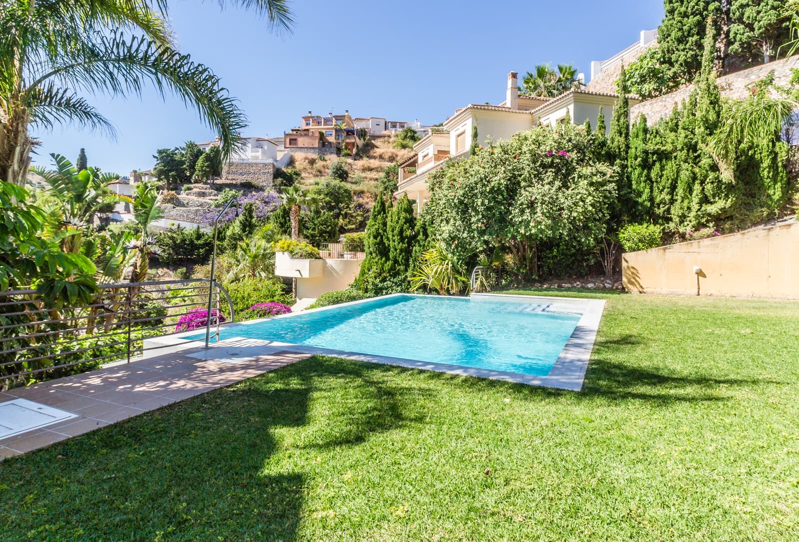 2 bedroom Apartment for rent in Almunecar with pool garage - € 1,250 (Ref: 9912356)