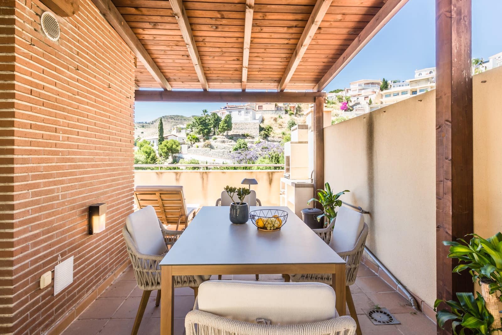 2 bedroom Apartment for rent in Almunecar with pool garage - € 1,250 (Ref: 9912356)