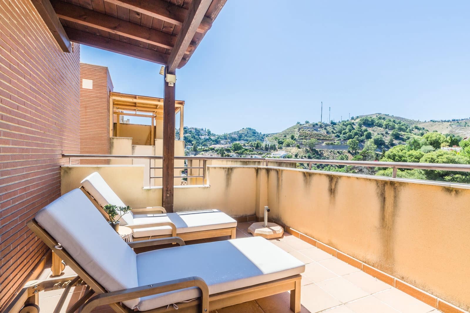 2 bedroom Apartment for rent in Almunecar with pool garage - € 1,250 (Ref: 9912356)