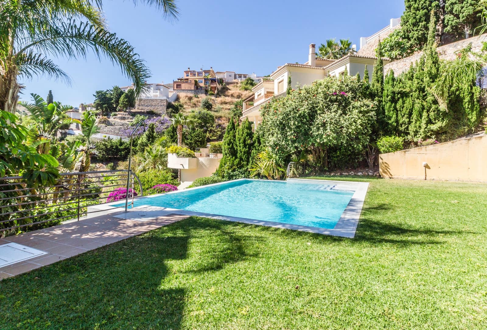 2 bedroom Apartment for rent in Almunecar with pool garage - € 1,250 (Ref: 9912356)