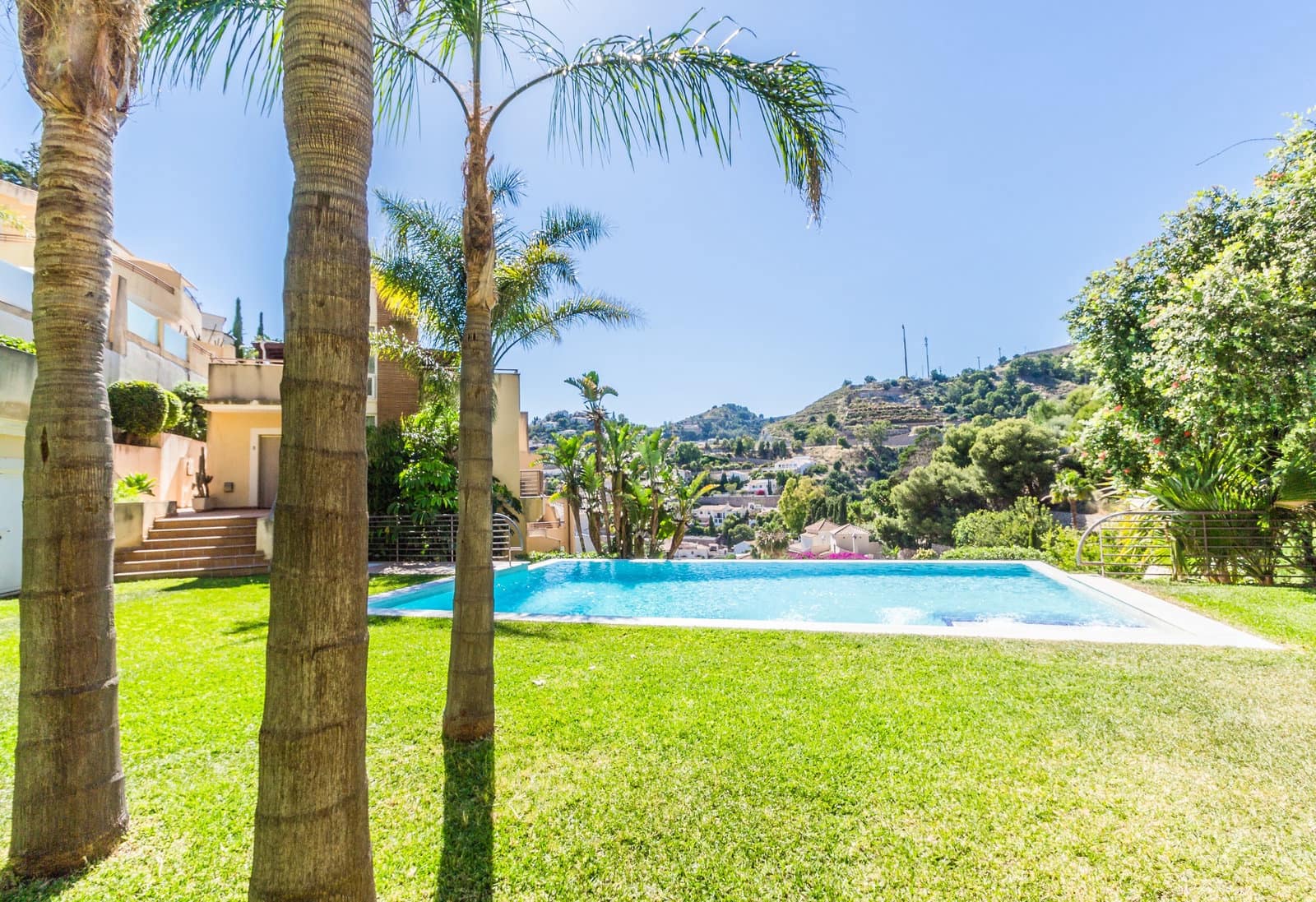 2 bedroom Apartment for rent in Almunecar with pool garage - € 1,250 (Ref: 9912356)