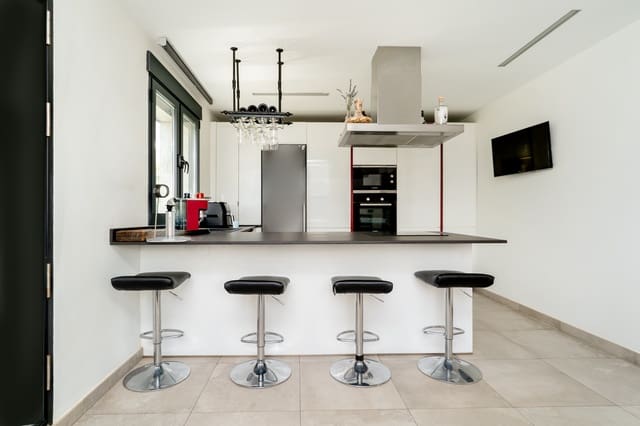 3 soveværelse Villa til salg i La Zubia med garage - € 449.000 (Ref: 9978041)