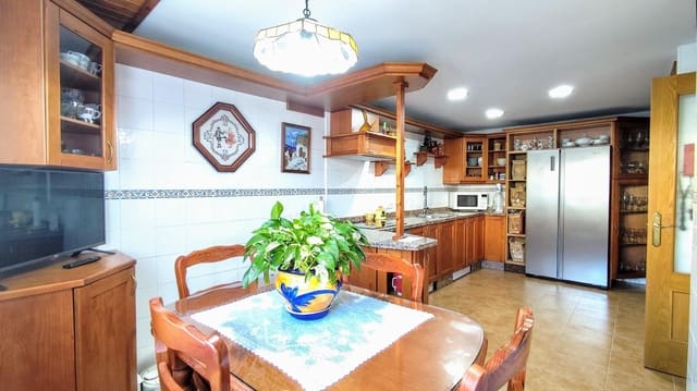 4 slaapkamer Rijtjeshuis te koop in Málaga stad met zwembad garage - € 444.000 (Ref: 9458536)