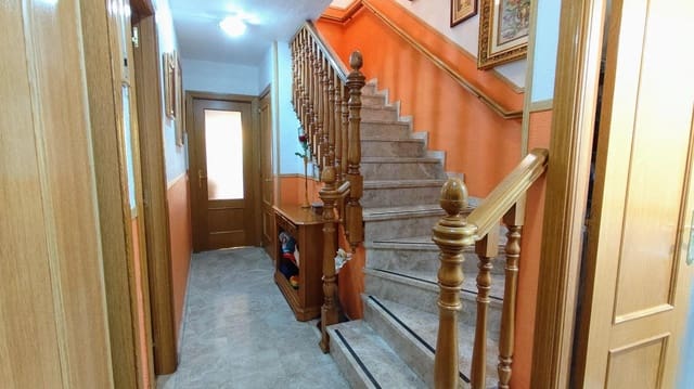 4 slaapkamer Rijtjeshuis te koop in Málaga stad met zwembad garage - € 444.000 (Ref: 9458536)