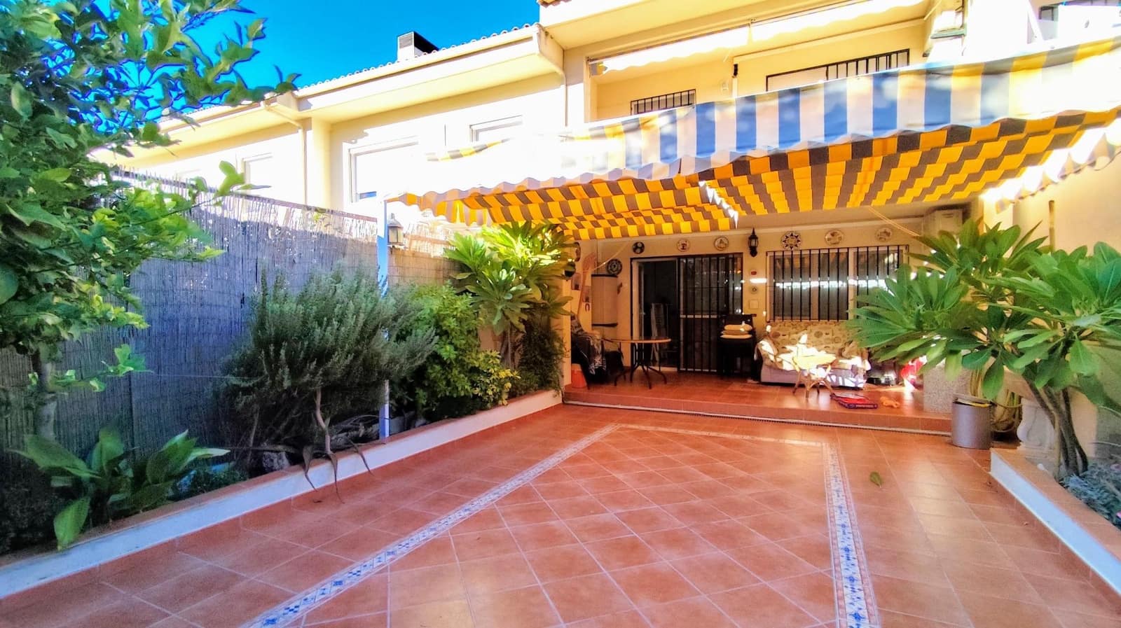 4 slaapkamer Rijtjeshuis te koop in Malaga stad met zwembad garage - € 444.000 (Ref: 9458536)