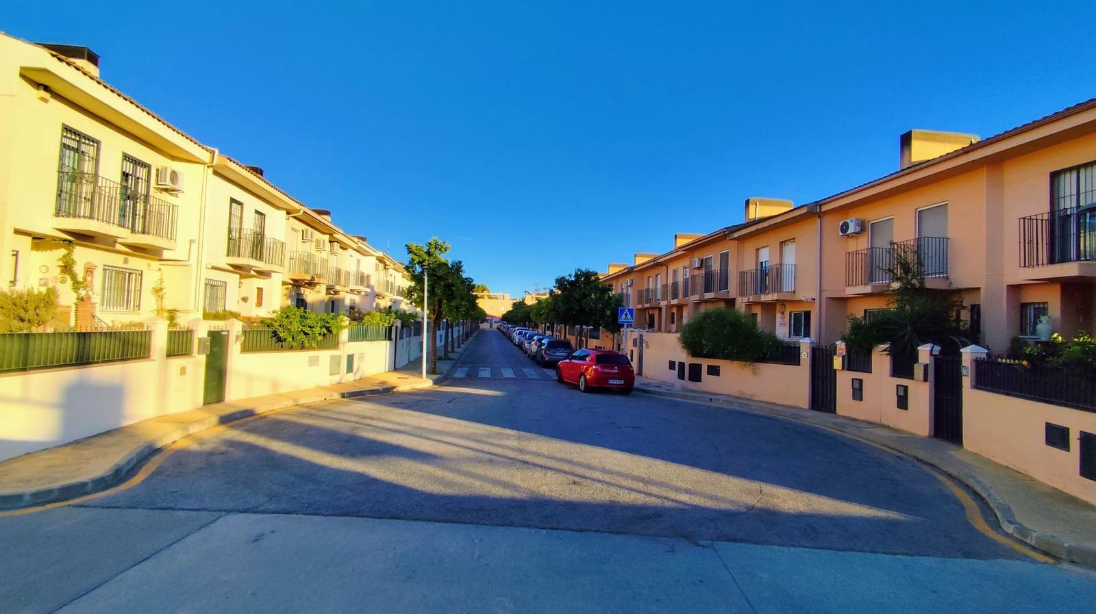 4 slaapkamer Rijtjeshuis te koop in Malaga stad met zwembad garage - € 444.000 (Ref: 9458536)