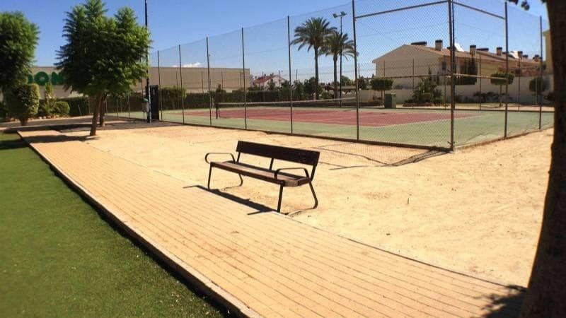 4 slaapkamer Rijtjeshuis te koop in Malaga stad met zwembad garage - € 444.000 (Ref: 9458536)