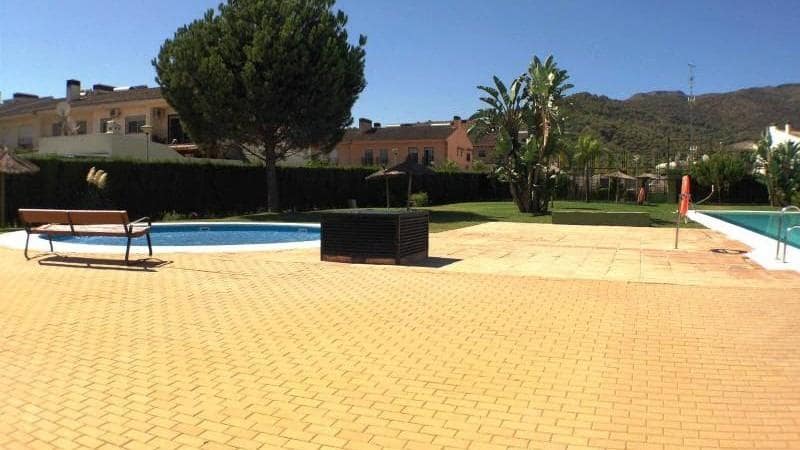 4 slaapkamer Rijtjeshuis te koop in Malaga stad met zwembad garage - € 444.000 (Ref: 9458536)