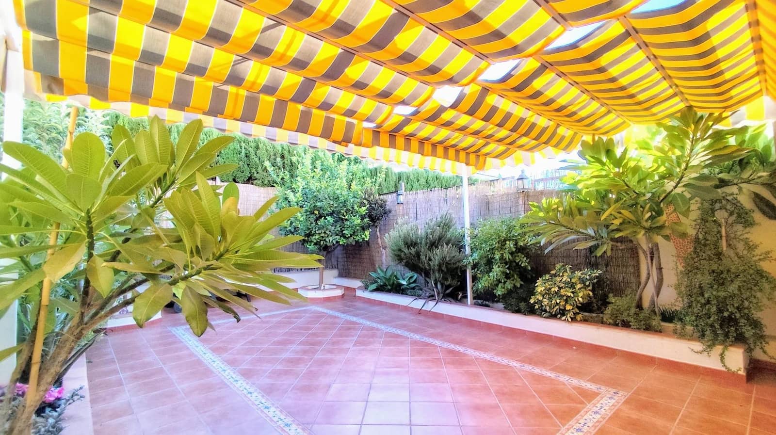 4 slaapkamer Rijtjeshuis te koop in Malaga stad met zwembad garage - € 444.000 (Ref: 9458536)