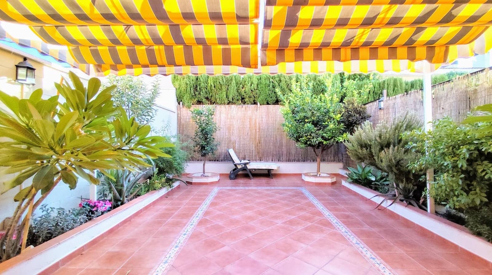 4 slaapkamer Rijtjeshuis te koop in Malaga stad met zwembad garage - € 444.000 (Ref: 9458536)