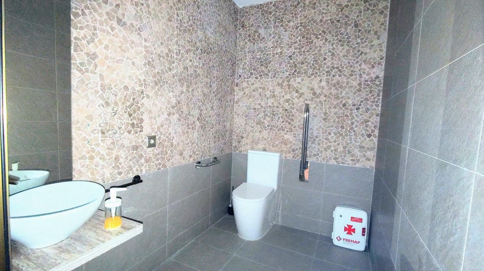 Gewerbe zu verkaufen in Torremolinos mit Garage - 250.000 € (Ref: 9458559)