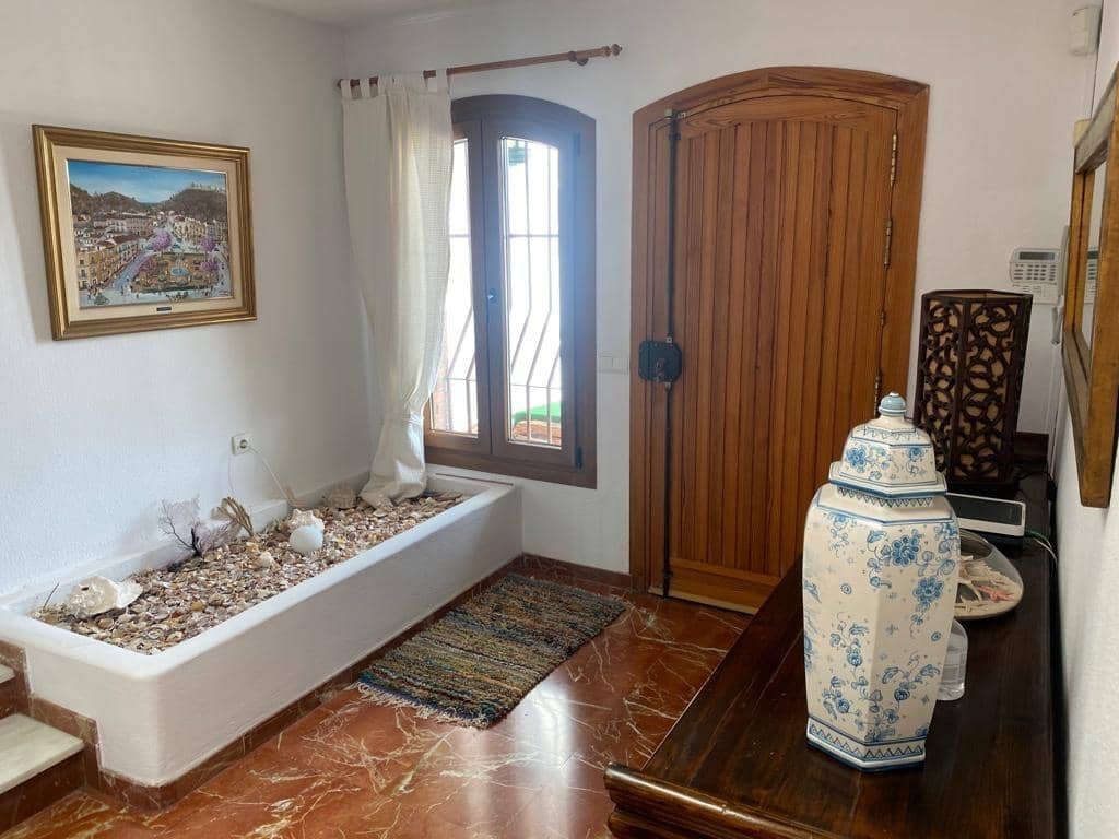 4 makuuhuone Huvila myytävänä paikassa Malaga kaupunki mukana uima-altaan 
autotalli - 995 000 € (Ref: 9458571)