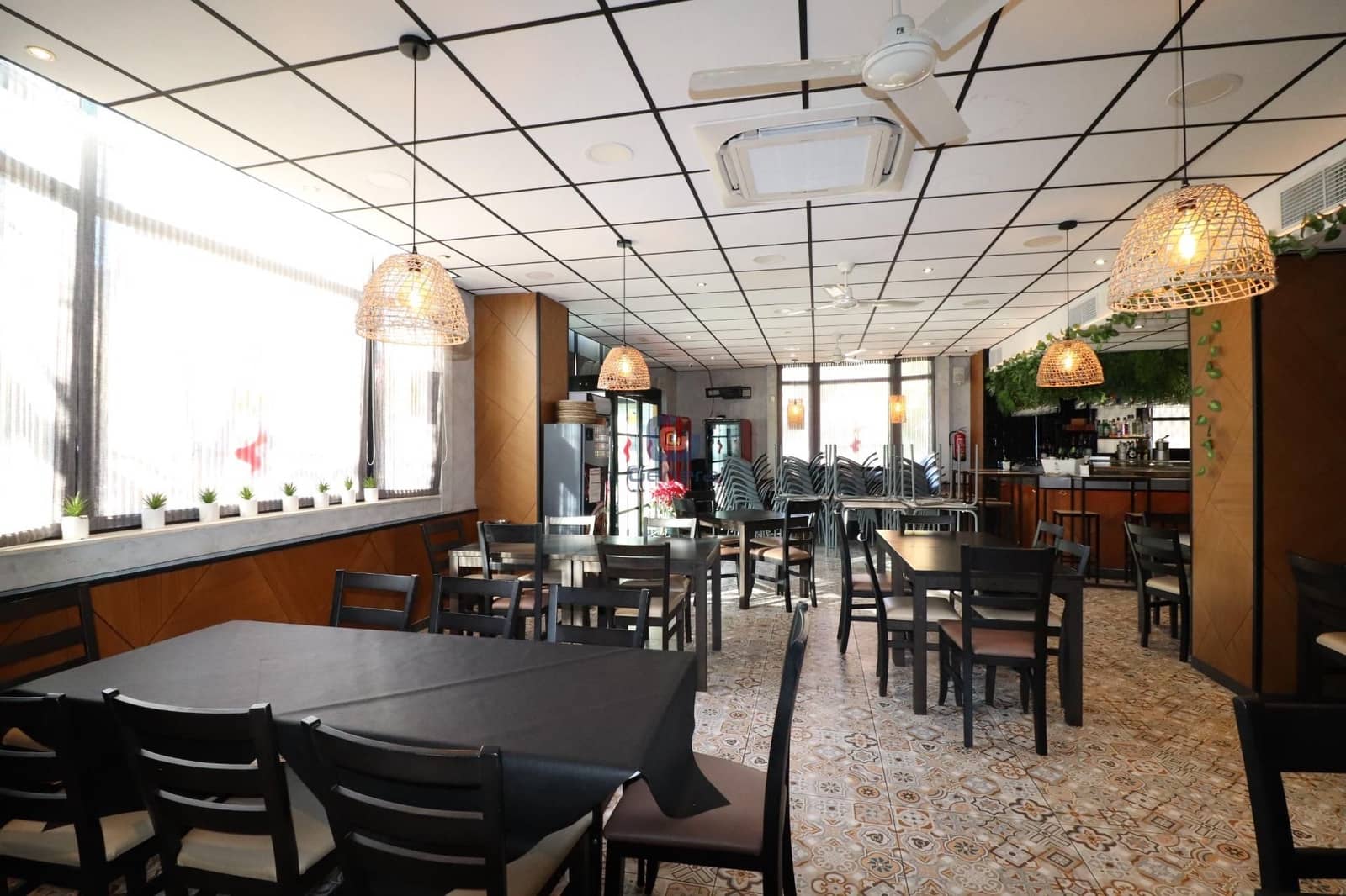 Kommersiell til salgs i Alicante by - € 650 000 (Ref: 8799432)