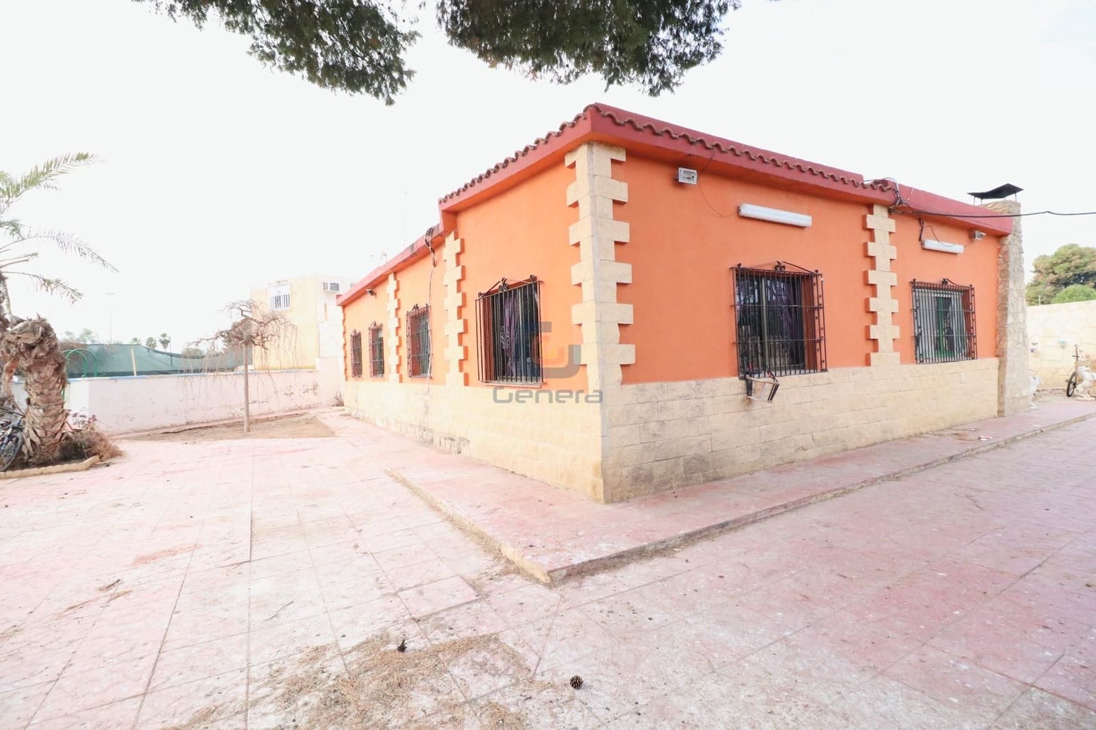 4 bedroom Villa for sale in Alicante / Alacant city with pool garage - € 304,000 (Ref: 8799437)