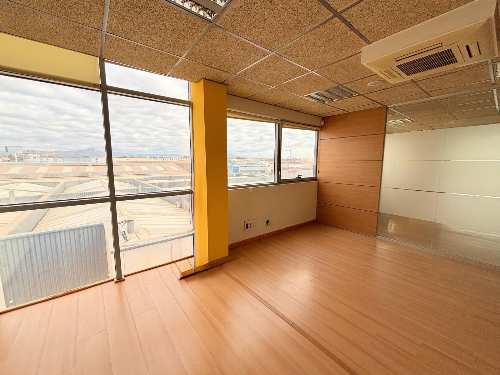 Toimisto myytävänä paikassa Alicante kaupunki mukana 
autotalli - 199 000 € (Ref: 9314407)