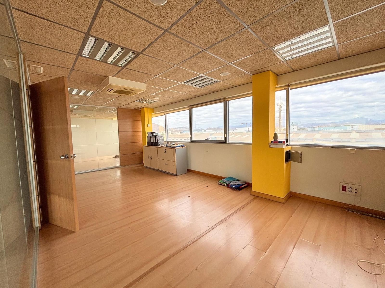 Toimisto myytävänä paikassa Alicante kaupunki mukana 
autotalli - 199 000 € (Ref: 9314407)