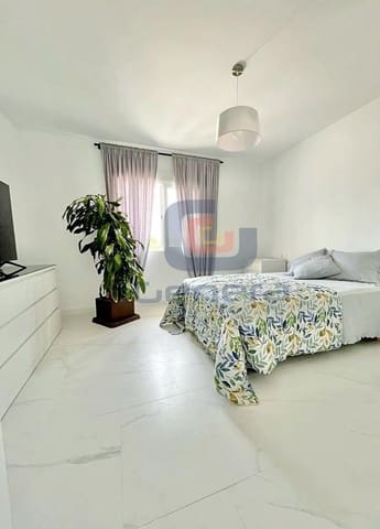 4 bedroom Townhouse for sale in Busot with garage - € 525,000 (Ref: 9360420)